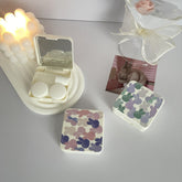 Estuche para lentes de contacto de colores con conejitos coloridos